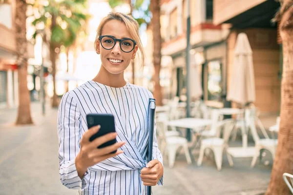 Joven Mujer Negocios Rubia Sosteniendo Carpeta Utilizando Teléfono Inteligente Ciudad — Foto de Stock