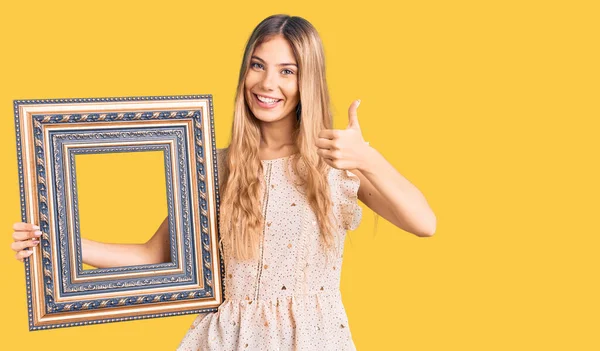 Mulher Branca Bonita Com Cabelo Loiro Segurando Quadro Vazio Sorrindo — Fotografia de Stock