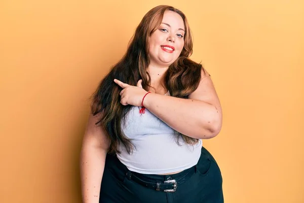 Além Tamanho Branco Jovem Mulher Vestindo Roupas Casuais Sorrindo Alegre — Fotografia de Stock