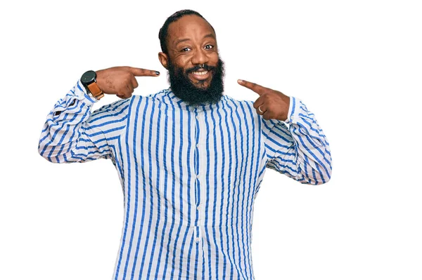 Jovem Afro Americano Vestindo Camisa Negócios Sorrindo Alegre Mostrando Apontando — Fotografia de Stock