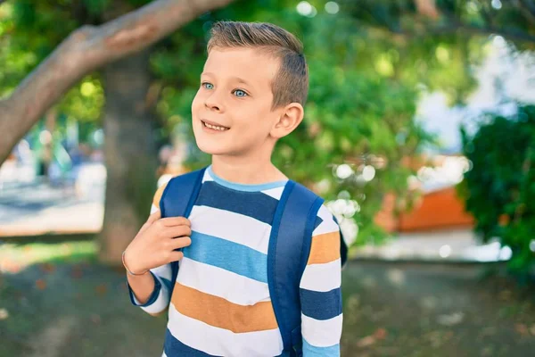 Dorable Caucásico Estudiante Chico Sonriendo Feliz Pie Parque —  Fotos de Stock