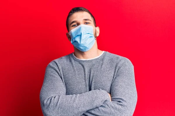 Jovem Homem Bonito Usando Máscara Médica Rosto Feliz Sorrindo Com — Fotografia de Stock