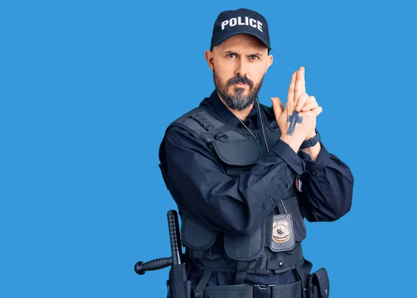 Jovem Homem Bonito Vestindo Uniforme Policial Segurando Arma Simbólica Com — Fotografia de Stock