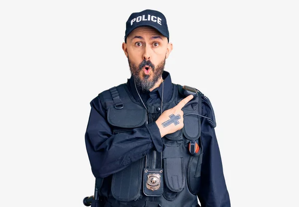 Polis Üniforması Giyen Genç Yakışıklı Bir Adam Parmaklarını Yana Doğru — Stok fotoğraf