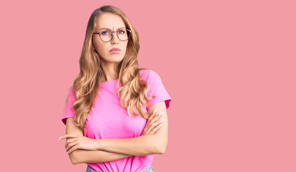 Ung Vacker Kaukasiska Kvinna Med Blont Hår Bär Casual Kläder — Stockfoto