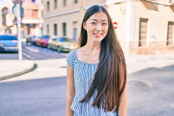 Giovane Donna Cinese Sorridente Felice Passeggiando Strada Della Città — Foto Stock