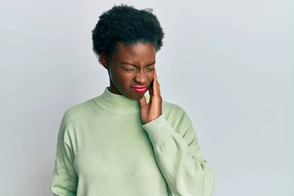 Jong Afrikaans Amerikaans Meisje Draagt Casual Kleding Aanraken Mond Met — Stockfoto