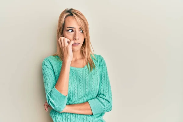 Gyönyörű Szőke Visel Alkalmi Téli Pulóver Néz Stresszes Ideges Kezét — Stock Fotó