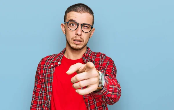 Jovem Hispânico Vestindo Roupas Casuais Apontando Descontente Frustrado Para Câmera — Fotografia de Stock