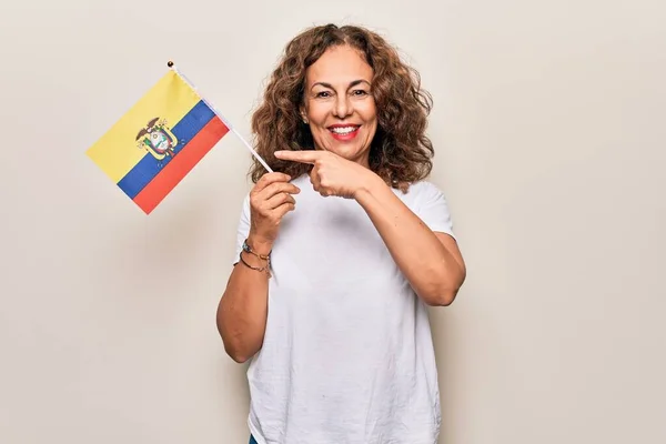 Střední Věk Krásná Vlastenecká Žena Drží Kolumbijskou Vlajku Nad Izolované — Stock fotografie