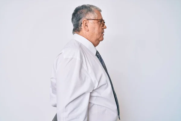 Senior Grauhaarige Mann Trägt Business Kleidung Zur Seite Schauen Entspannen — Stockfoto