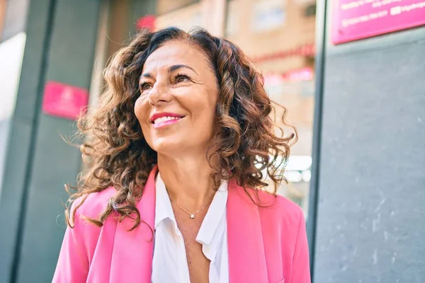 Latynoska Bizneswoman Średnim Wieku Uśmiechnięta Szczęśliwa Stojąc Mieście — Zdjęcie stockowe