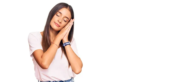 Mujer Hispana Joven Vistiendo Camiseta Blanca Casual Durmiendo Cansada Soñando — Foto de Stock