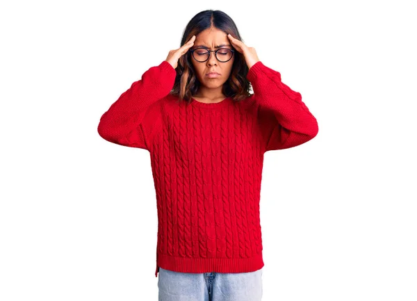 Joven Hermosa Mujer Raza Mixta Con Suéter Rojo Gafas Que —  Fotos de Stock