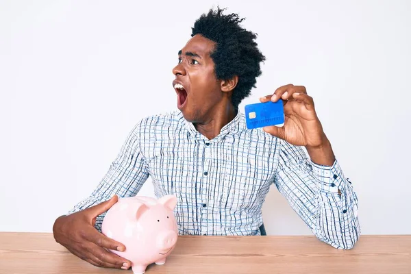 Bonito Homem Afro Americano Com Cabelo Afro Segurando Cartão Crédito — Fotografia de Stock