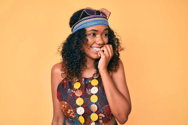 Jonge Afro Amerikaanse Vrouw Draagt Bohemien Hippie Stijl Ziet Gestrest — Stockfoto