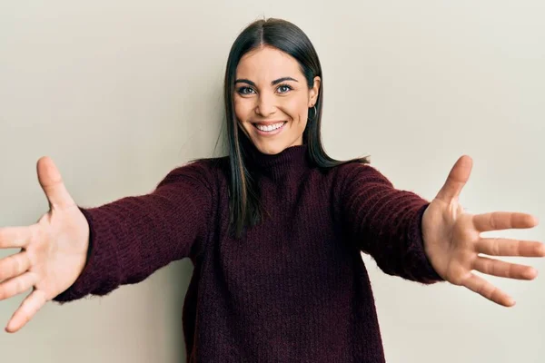 Jonge Brunette Vrouw Draagt Casual Winter Trui Kijken Naar Camera — Stockfoto