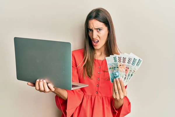 Joven Mujer Hermosa Sosteniendo Ordenador Portátil Los Billetes Corona Checa — Foto de Stock