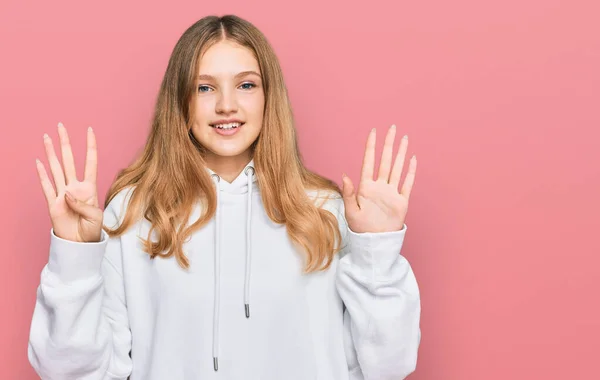 Mooi Jong Kaukasisch Meisje Dragen Casual Sweatshirt Tonen Wijzen Met — Stockfoto