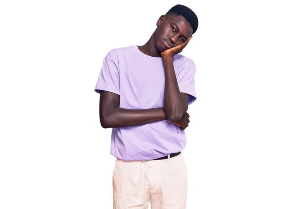 Joven Afroamericano Vestido Con Ropa Casual Pensando Que Cansado Aburrido — Foto de Stock