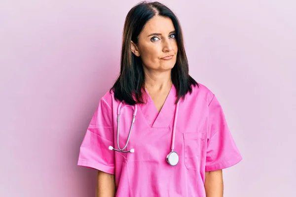 Medelålders Brunett Kvinna Bär Läkare Uniform Och Stetoskop Skeptisk Och — Stockfoto