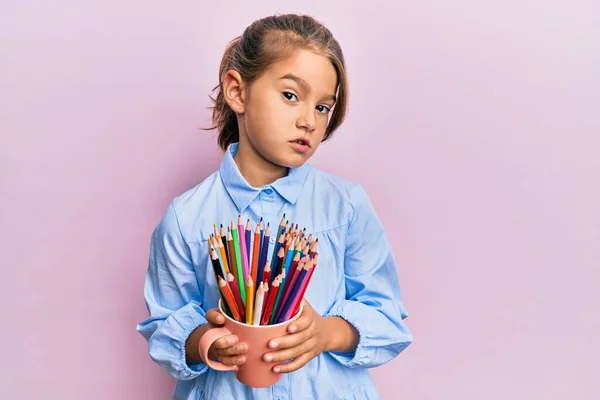 Kleine Schöne Mädchen Mit Buntstiften Skeptisch Und Nervös Stirnrunzeln Aufgeregt — Stockfoto