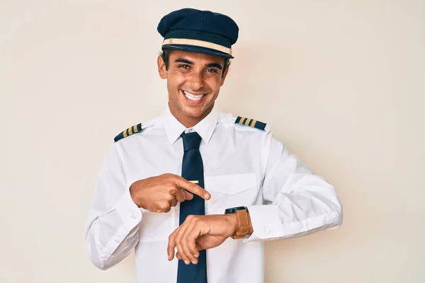 Jovem Hispânico Vestindo Uniforme Piloto Avião Com Pressa Apontando Para — Fotografia de Stock