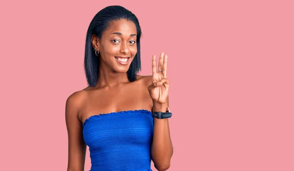 年轻的非洲裔美国女人穿着休闲的夏装 带着自信和快乐的笑容 手指头指向三号 — 图库照片