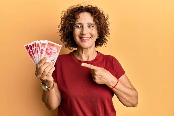 Belle Femme Mûre Âge Moyen Tenant Shekels Israéliens Billets Souriants — Photo