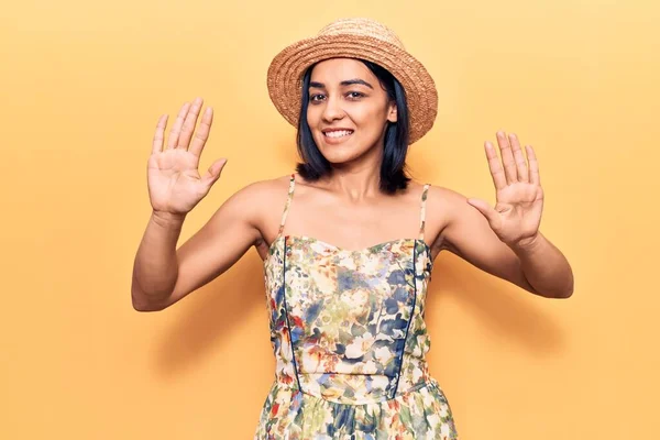 Young Beautiful Latin Woman Wearing Summer Hat Showing Pointing Fingers — Stock Photo, Image