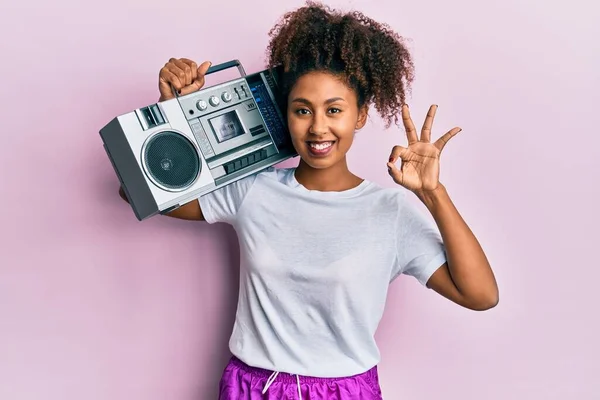 Gyönyörű Afro Amerikai Afro Haj Visel Edzőruha Gazdaság Boombox Csinál — Stock Fotó