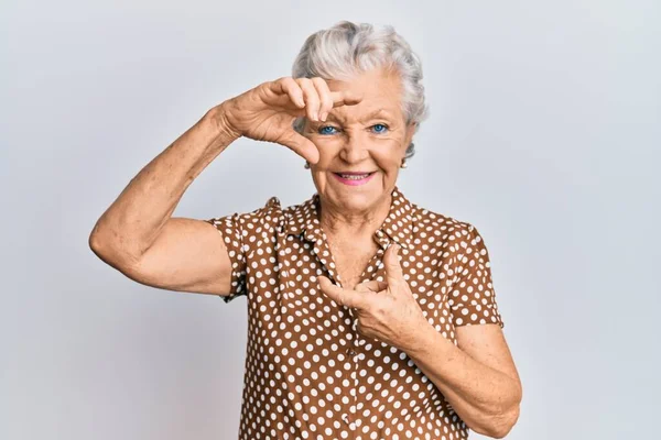 Donna Anziana Dai Capelli Grigi Che Indossa Abiti Casual Sorridendo — Foto Stock