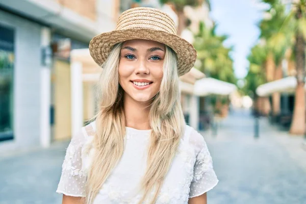 若い白人観光客の女の子笑顔幸せな散歩で街の通り — ストック写真