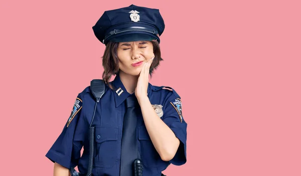 Ung Vacker Flicka Bär Polis Uniform Röra Munnen Med Handen — Stockfoto