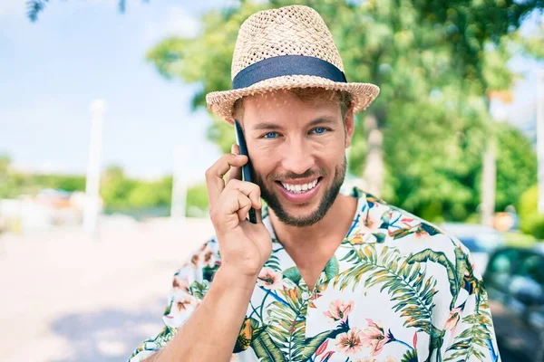 Caucasian Handsome Man Smiling Happy Outdoors Talking Phone — Stock Photo, Image