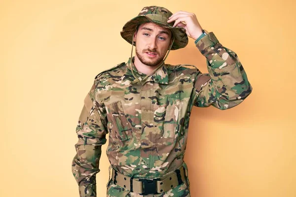 Fiatal Kaukázusi Férfi Álcázott Katonai Egyenruhát Visel Aggódik Stresszel Egy — Stock Fotó