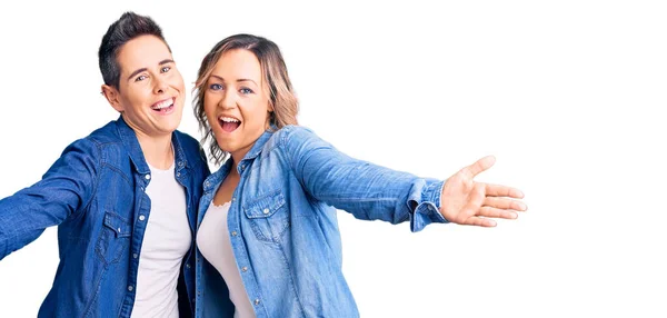 Casal Mulheres Vestindo Roupas Casuais Olhando Para Câmera Sorrindo Braços — Fotografia de Stock