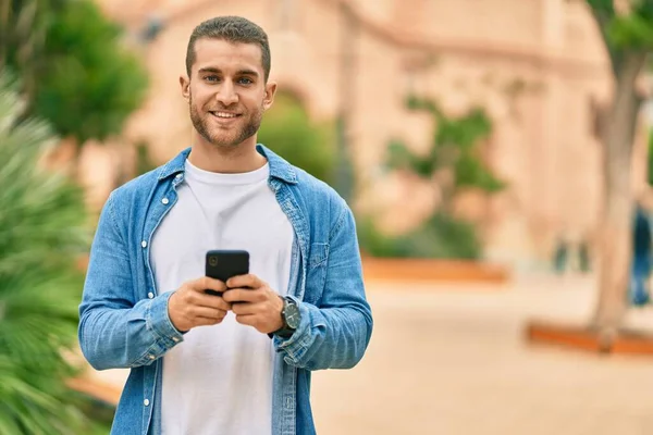 Jeune Homme Caucasien Souriant Heureux Utilisant Smartphone Parc — Photo