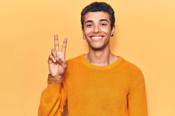 Jonge Afrikaans Amerikaanse Man Casual Kleren Glimlachend Met Een Vrolijk — Stockfoto