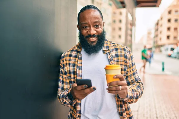 Hombre Afroamericano Con Barba Usando Teléfono Inteligente Escribiendo Enviando Mensajes —  Fotos de Stock