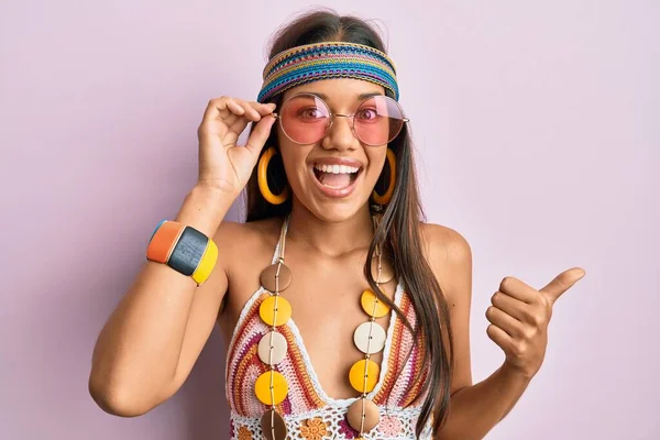 Schöne Hispanische Frau Trägt Boheme Und Hippie Stil Und Zeigt — Stockfoto