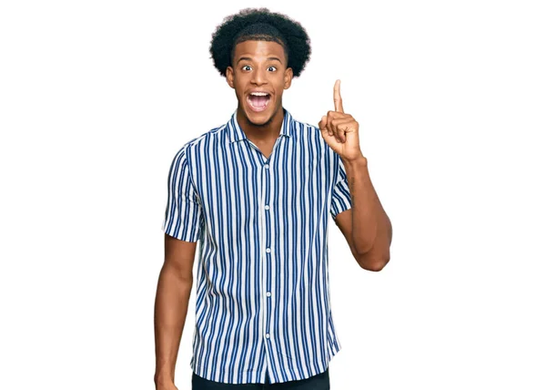 Hombre Afroamericano Con Cabello Afro Usando Ropa Casual Señalando Con —  Fotos de Stock