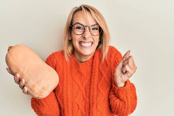 Mulher Loira Bonita Segurando Saudável Abóbora Fresca Gritando Orgulhoso Celebrando — Fotografia de Stock