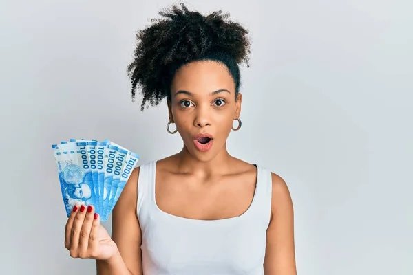 Mladá Africká Americká Dívka Drží 10000 Chilských Pesos Strach Ohromen — Stock fotografie