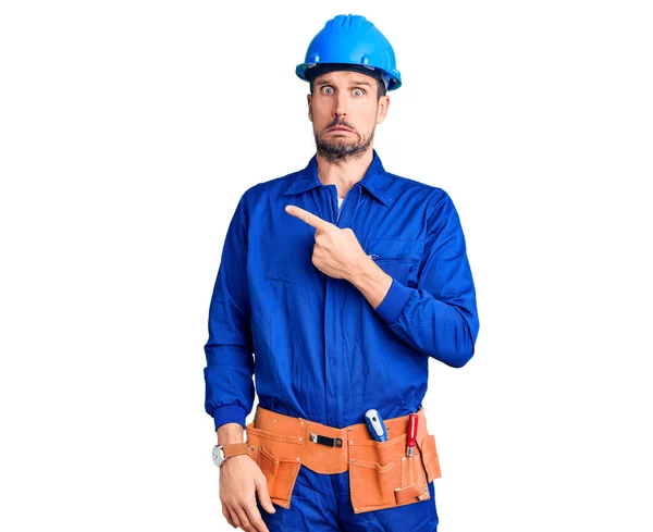 Homem Bonito Jovem Vestindo Uniforme Trabalhador Hardhat Bocejo Cansado Cobrindo — Fotografia de Stock