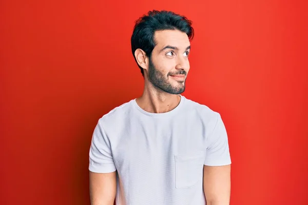 Jovem Hispânico Homem Vestindo Casual Branco Tshirt Sorrindo Olhando Para — Fotografia de Stock