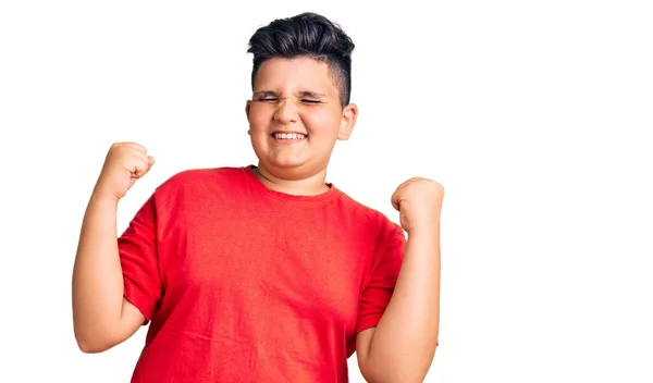 Niño Pequeño Vistiendo Ropa Casual Muy Feliz Emocionado Haciendo Gesto —  Fotos de Stock