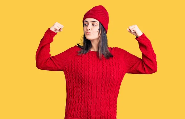 Junge Schöne Mädchen Pullover Und Wollmütze Die Stolz Lächelnde Armmuskeln — Stockfoto