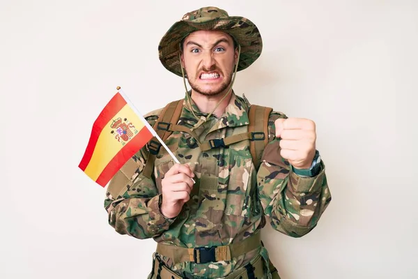 Joven Hombre Caucásico Vistiendo Uniforme Camuflaje Del Ejército Sosteniendo Bandera — Foto de Stock