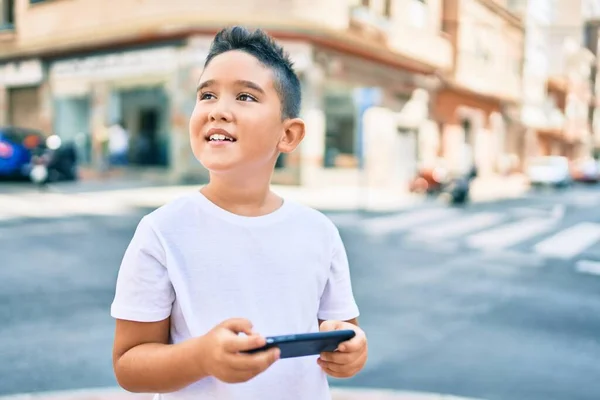 Sevimli Çocuk Gülümsüyor Şehrin Caddesinde Akıllı Telefon Kullanıyor — Stok fotoğraf